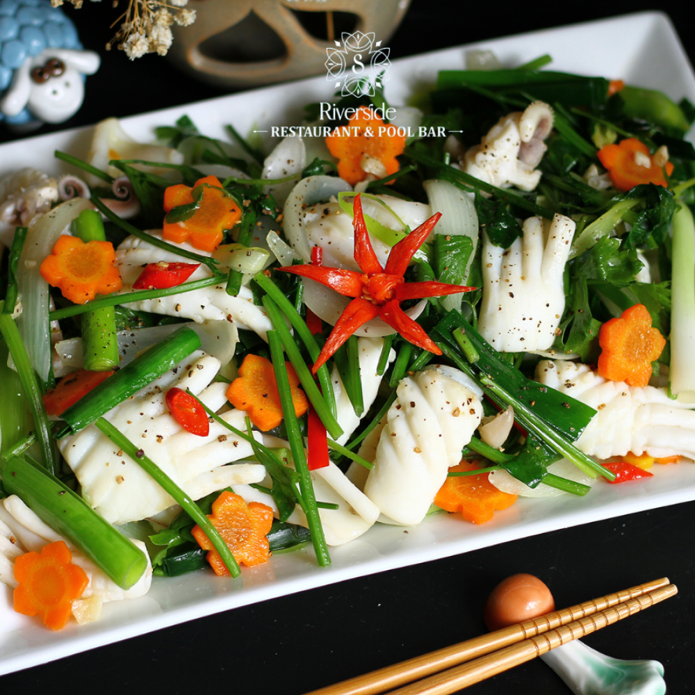 Wok Fried Squids with Onion, Celery